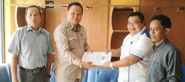 Ardian Faisal mengembalikan berkas pendaftaran ke DPC Demokrat Batanghari, diterima oleh Ketua DPC Demokrat Jasasila